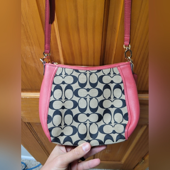 Coach bag with matching wristlet - Picture 6 of 7